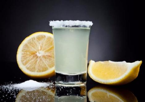 Почему и как пьют текилу с солью и лимоном: особенности и интересные факты